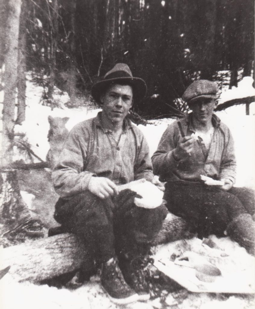 Papa-Joseph-Vachon-son-frere-Rozaire-coupant-des-billots-001